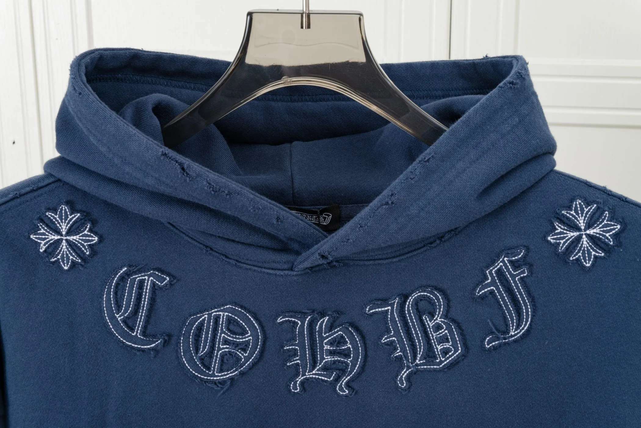 P320 𝗖𝗵𝗿𝗼𝗺𝗲 𝗛𝗲𝗮𝗿𝘁𝘀/Cro Heart 2025 Cross Patch Embroidery Summer New Original Single Counter American Acid Washed Distressed Laser Burnt Patch Embroidery Couple Casual Hooded Sweatshirt Customized fabric 440g tripe terry fabric! American acid-washed and distressed original fabric laser burnt ✟appliqué embroidery and exquisite embroidery of letters! The best-selling model at the counter. It is very comfortable to wear. It is low-key yet luxurious. It is very classy when worn. The large size and tailoring are needless to say. The upper body is exquisite and vivid. 👍High-end first-class materials. A truly palace-level product. The cotton from Turkey is of outstanding quality. After heavy washing, the clothes are very soft! Not picky, the upper body is absolutely stylish and extremely luxurious. Auxiliary materials: The original model has been authenticated and labeled ➕100% silk washed with water label. Genuine purchase-grade original hangtag➕matching hanging rope➕3D hanging beads➕original packaging bag. Craftsmanship: The original version has consistent wiring! The highest version of the armhole matching technique! Countless times of pattern making to 100% restore the original appearance! The correct version is the same for men and women, super eye-catching, super good-looking, and super atmospheric! Color: white, washed black, washed blue Size: XS-L